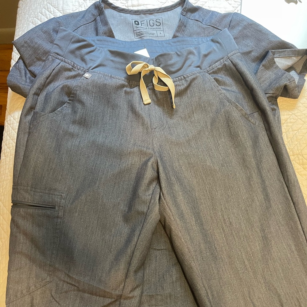 FIGS SCRUBS SIZE SMALL